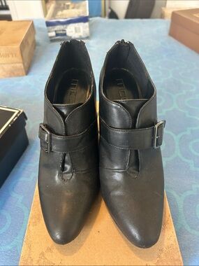 Black Leather Pointed Shoes with Buckle